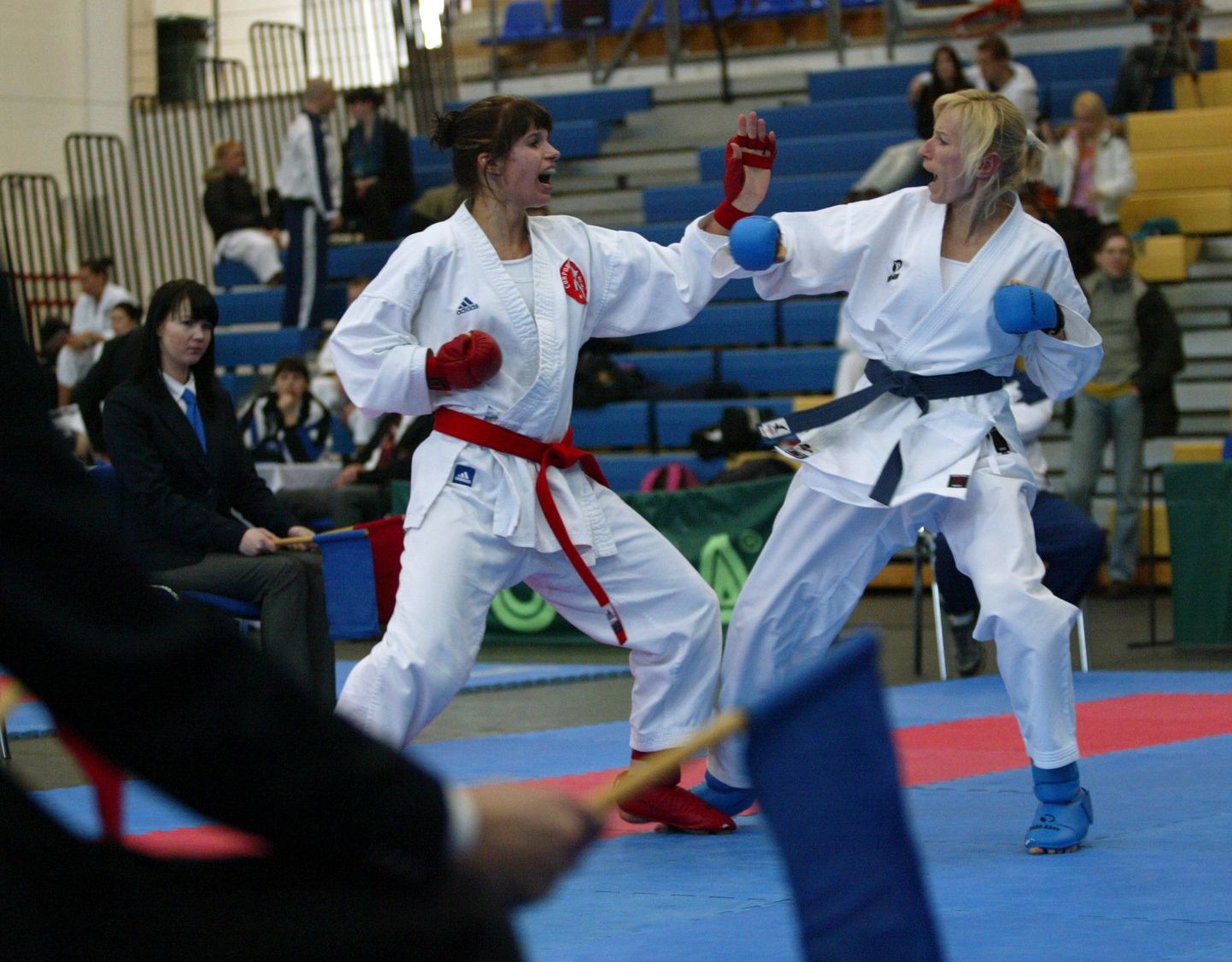 Eesti karate meistrivõistlustel võitlevad naiste kumite kuni 65 kg finaalis tiitli võitnud Kerttu Rahe (paremal) ja Grete Haar.