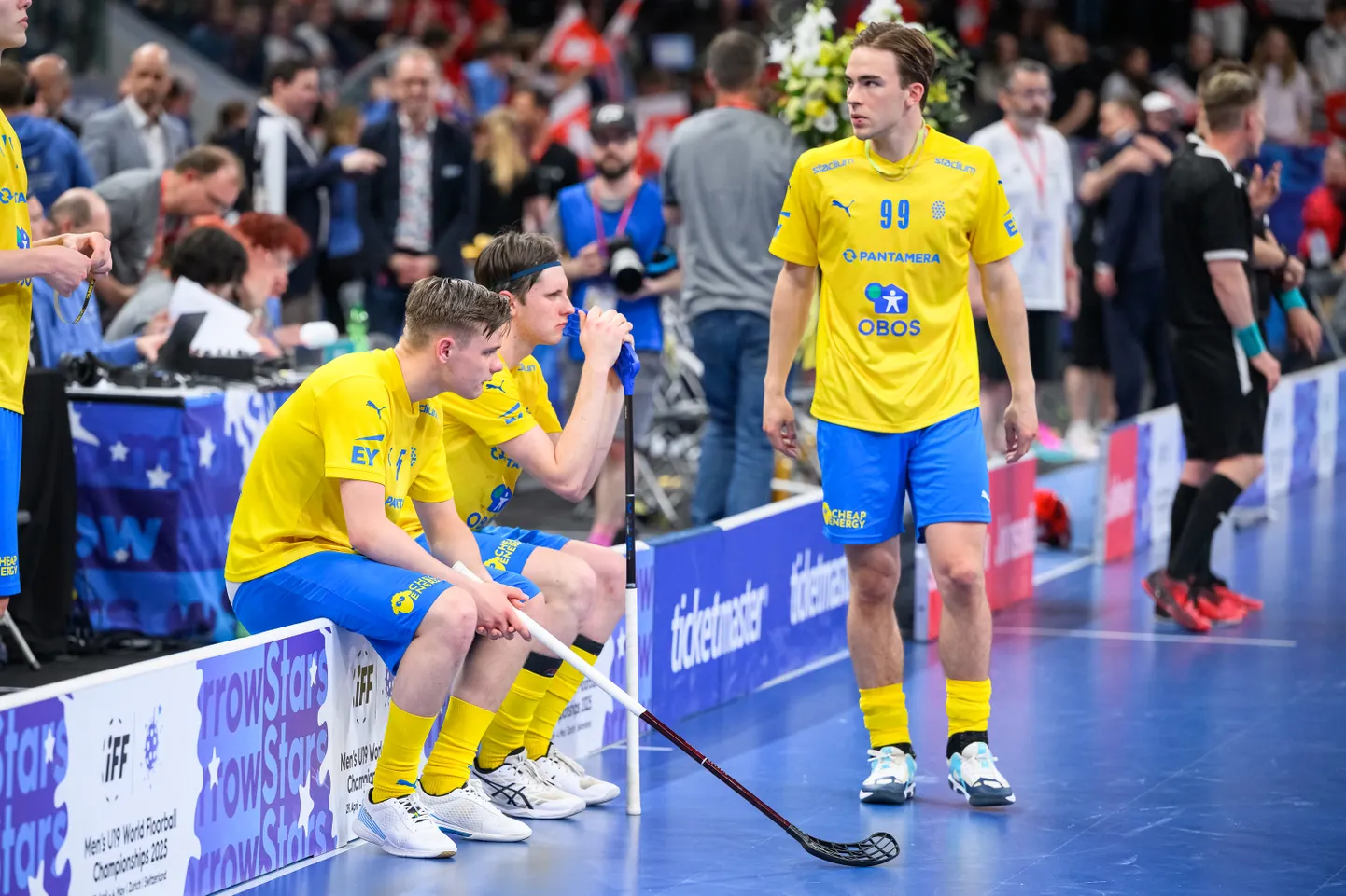 Rootsi U19 saalihokimeeskonna liikmed pärast karistusvisete seerias Šveitsile kaotatud pronksimängu.