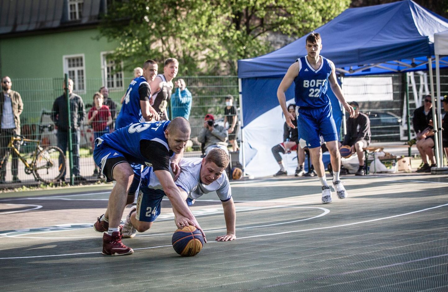 Mai lõpus Snelli väljakutel Tallinnas alanud Eesti meistrivõistlused 3x3-korvpallis jõuavad nüüd järjega Rakveresse, kus mängitakse sisetingimustes.