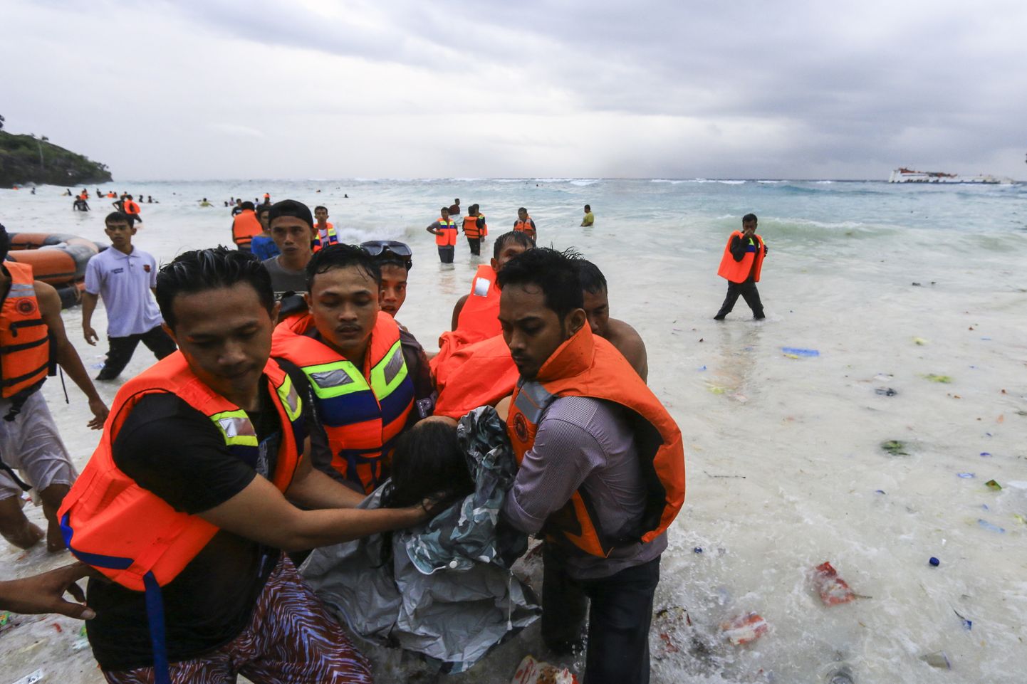 Indoneesia päästjad toovad veest välja praamiõnnetuse ohvreid.