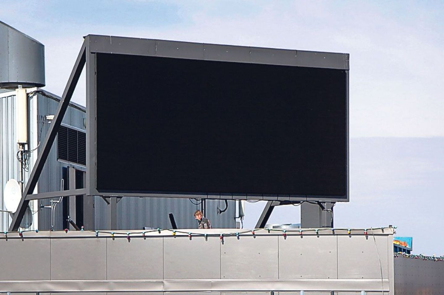 Praegu on autojuhtidele mõeldud Port Artur 1 katusel asuv reklaamekraan.