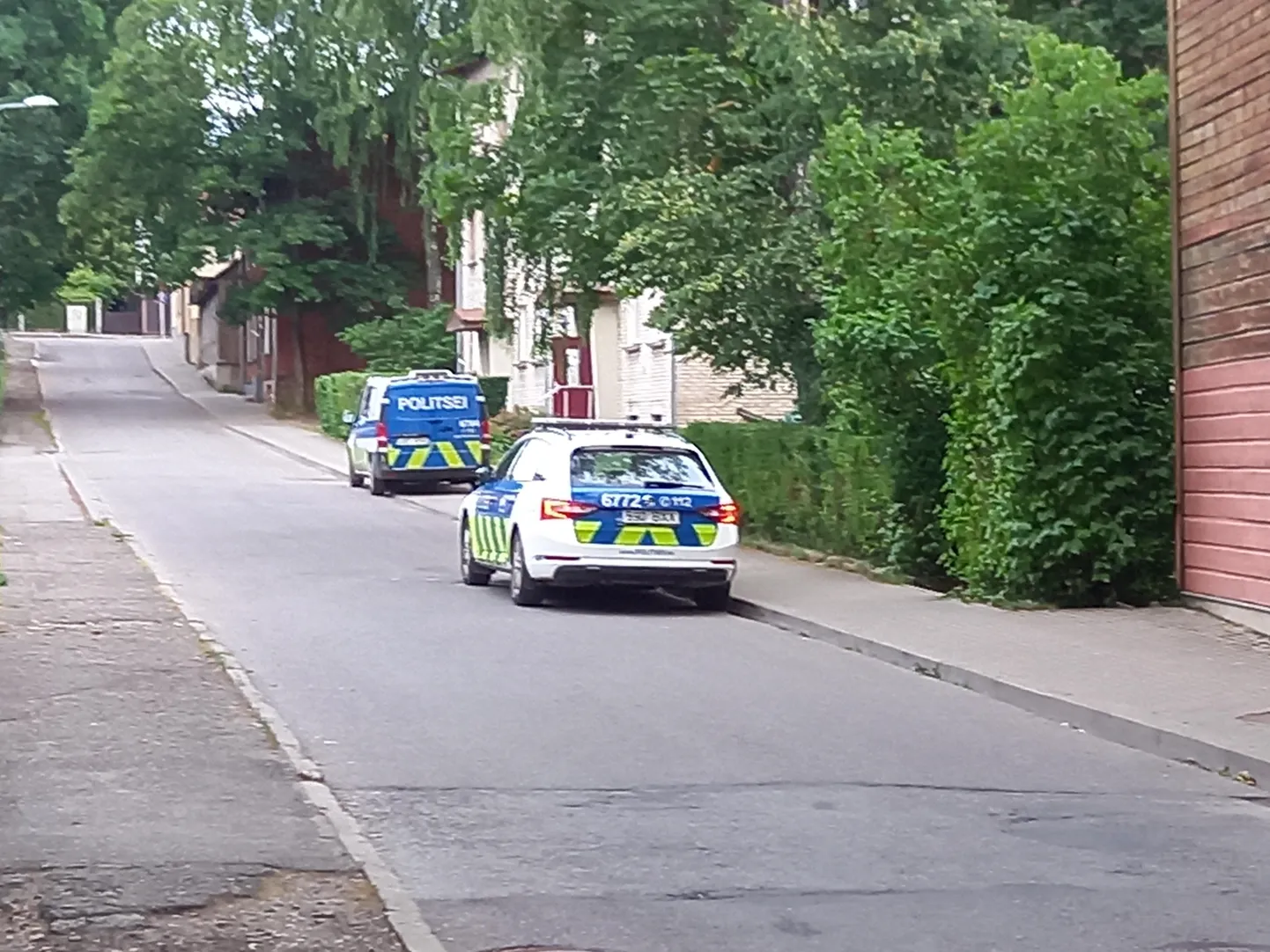 Sündmuskohale kihutas mitu politseisõidukit.