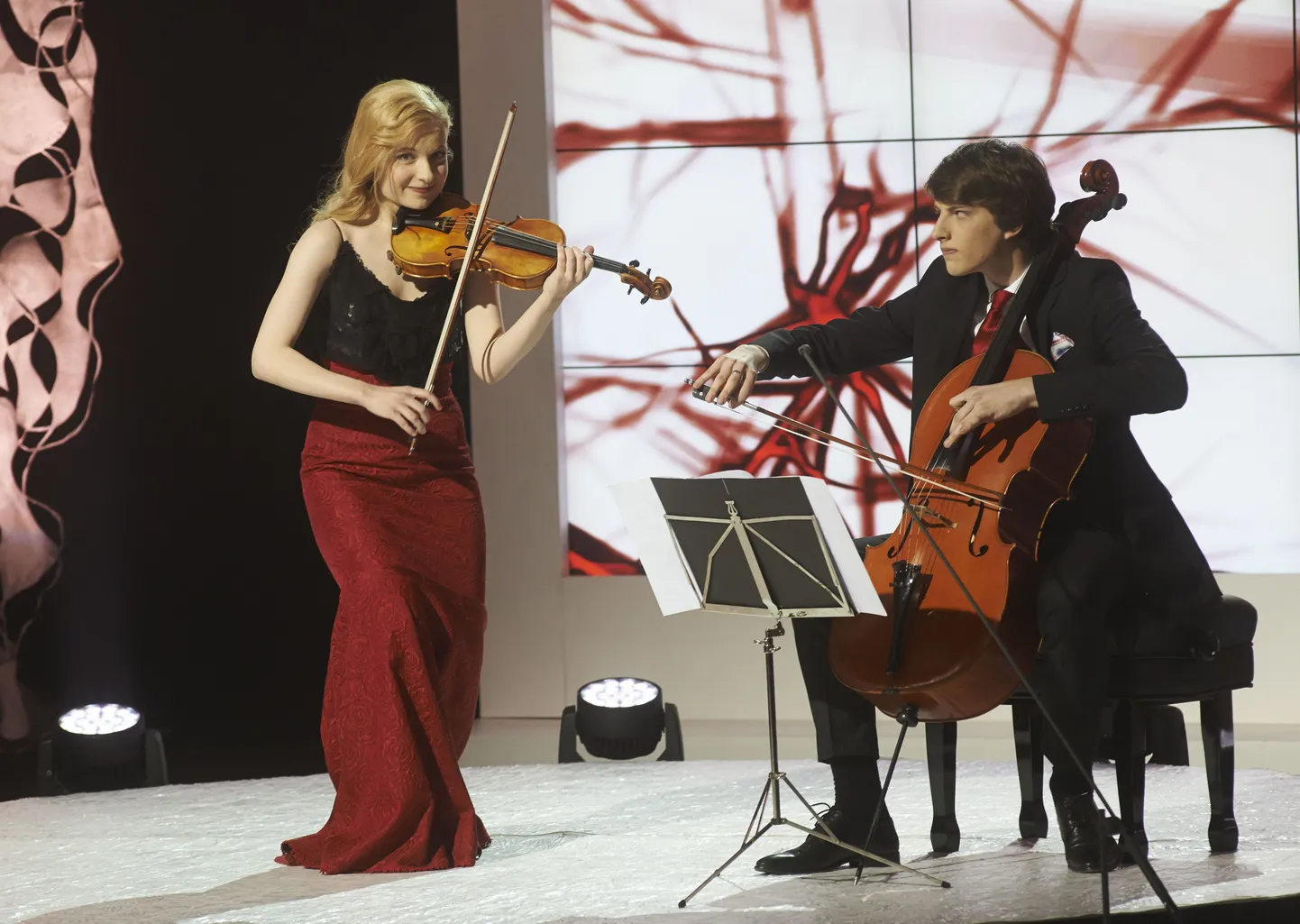 Telekonkursi «Klassikatähed» võitjad Marcel Johannes Kits (tšello, 2013) ja Katariina Maria Kits (viiul, 2014)