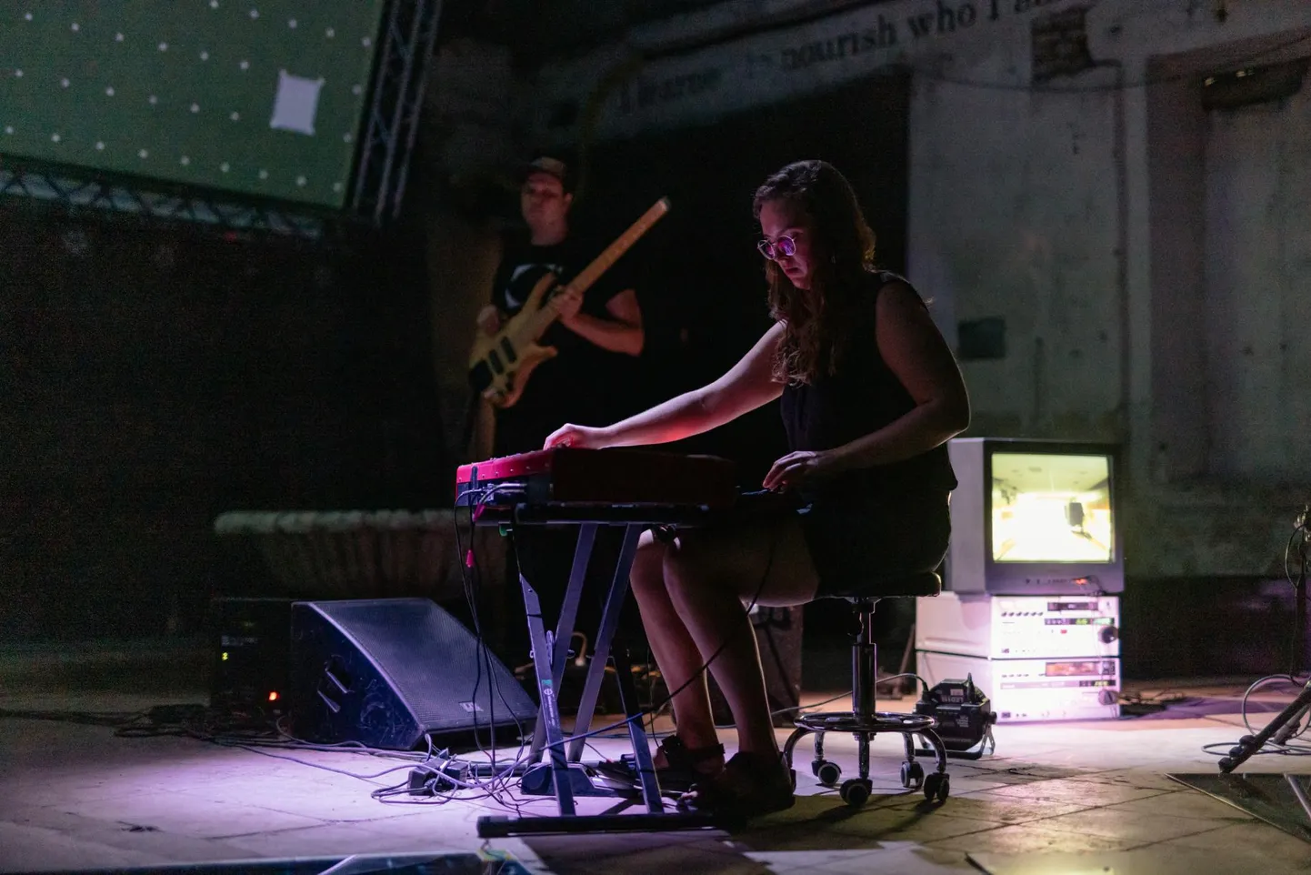 Lepo Sumera «Südameasjade» uusinterpretatsioonis võib kohata nii mõtlik-minimalistlikke improvisatsioone saksofonil, vokaalseid mänge häälitsustest karjeteni kui ka tormiliseks tehnobiidiks paisuvaid struktuure.