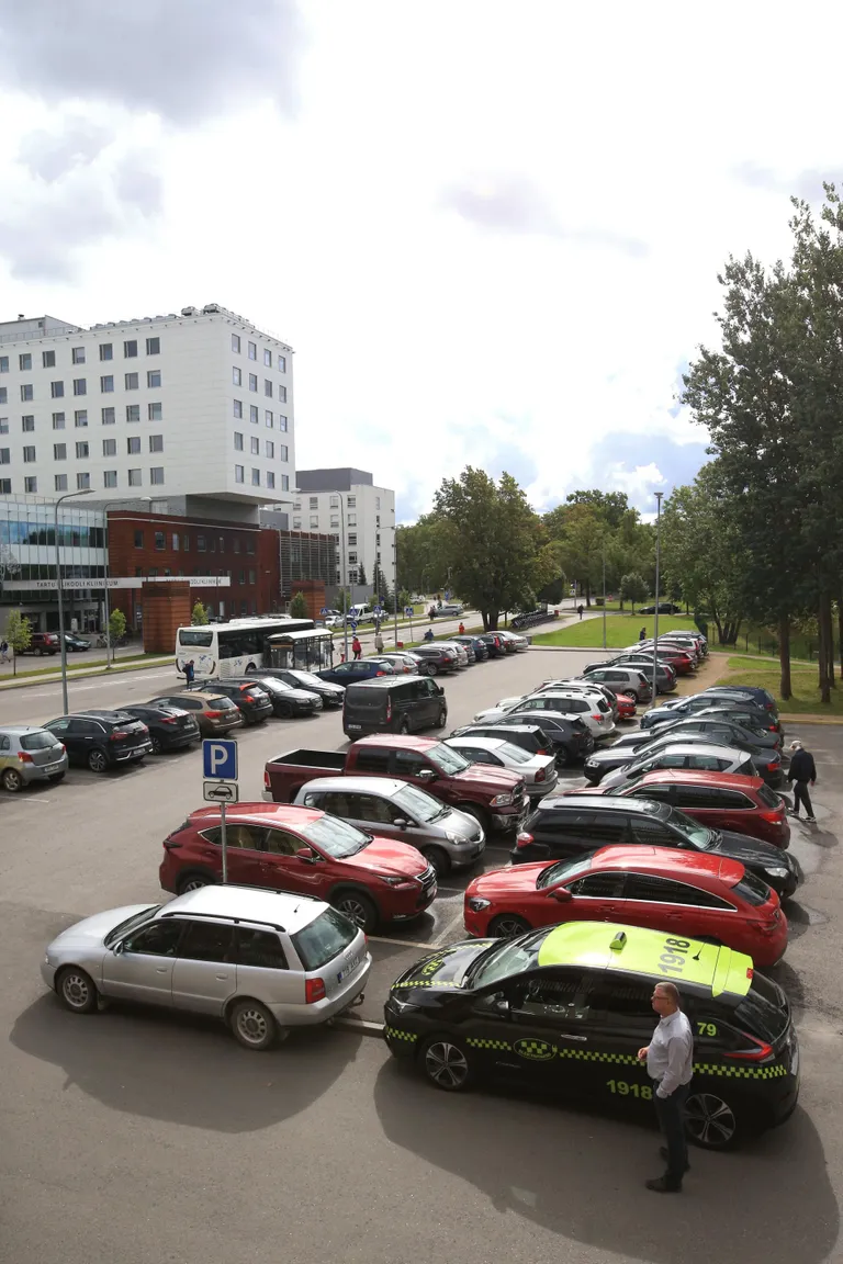 Maarjamõisa haigla juurde ehitatud tasulises parkimismajas pargib vähe autosid, samas kui väliparkla on pilgeni autosid täis.