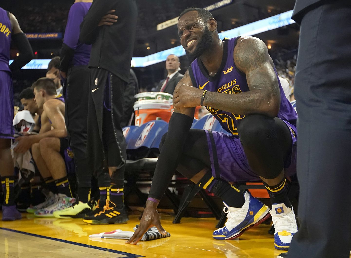 Los Angelese Lakersi mängija LeBron James (23) sai matšis Clippersiga löögi kubemesse.