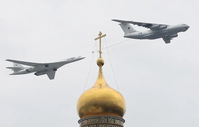 Tankimislennuk Il-78 demonstreerimas, kuidas lendamise ajal tankida strateegilist pommitajat Tu-160. Treeninglendudega valmistutakse 9. mai võidupüha lendudeks