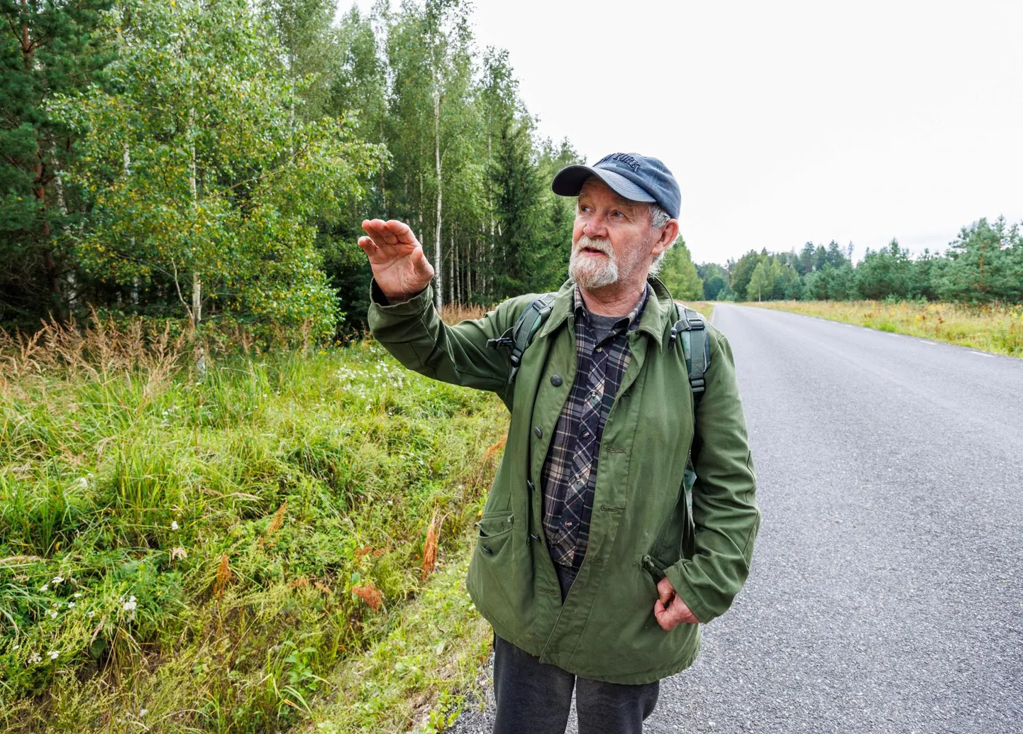 Valentin Vuks kohas, kus kolm suurt koera teda eelmise nädala reedel ründasid. Mees oli teel bussipeatusesse, et sõita Tõrva.