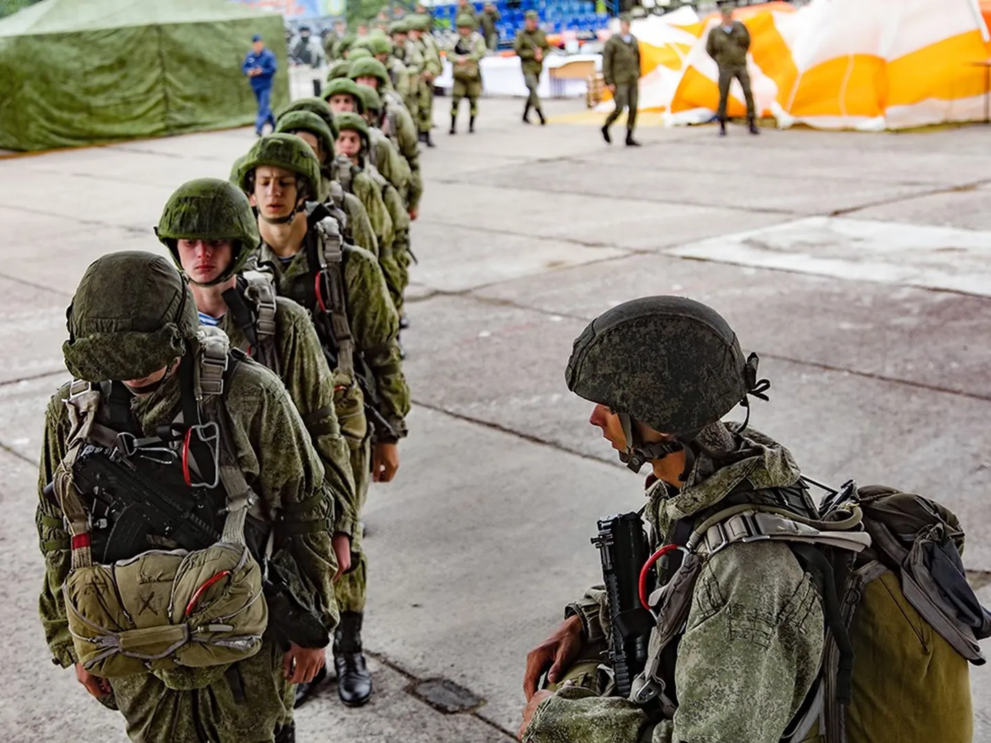 Десантники ВС РФ грузятся в самолет ИЛ-76.