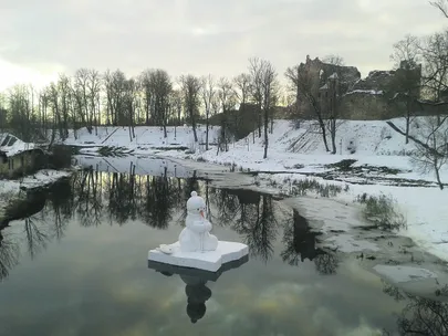 Üksik lumemees Dobelet läbival Berze jõel.