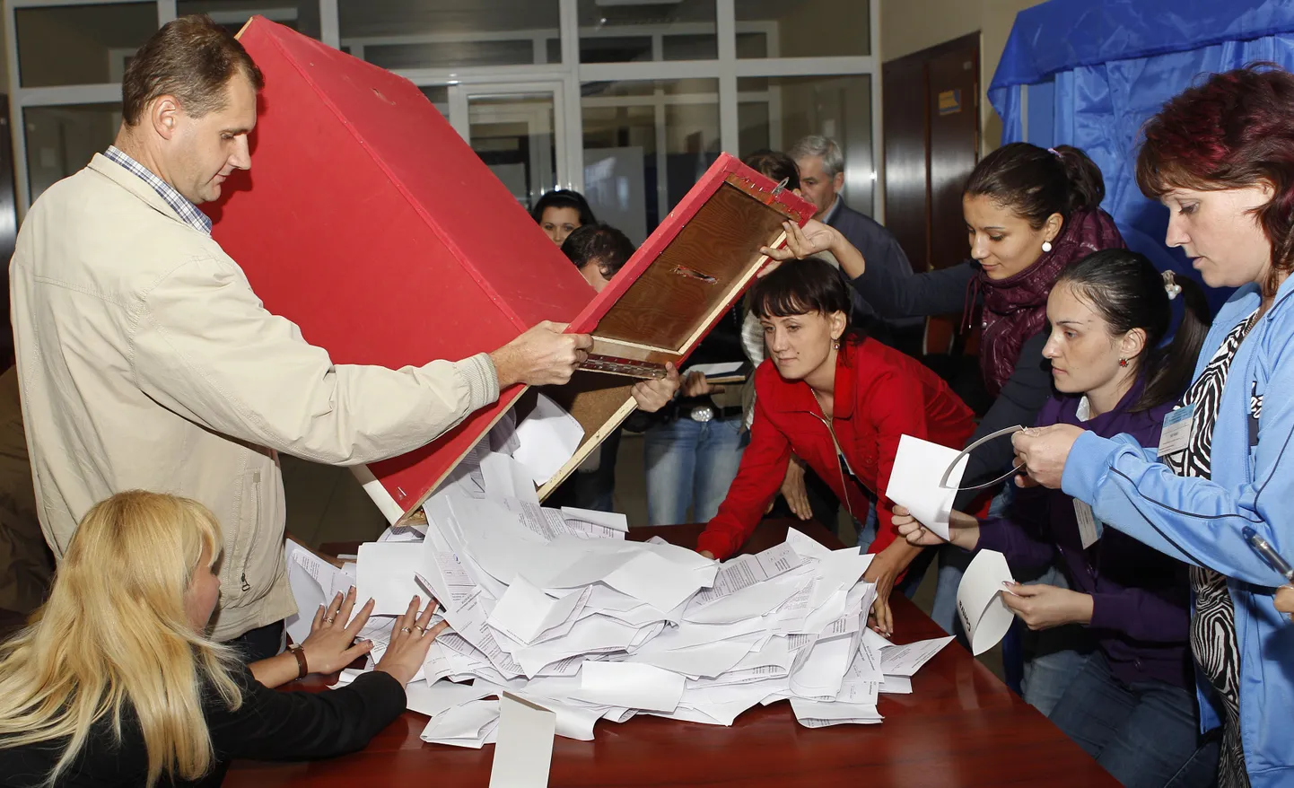 Valimiskasti tühjendamine ühes jaoskonnas Chisinaus.