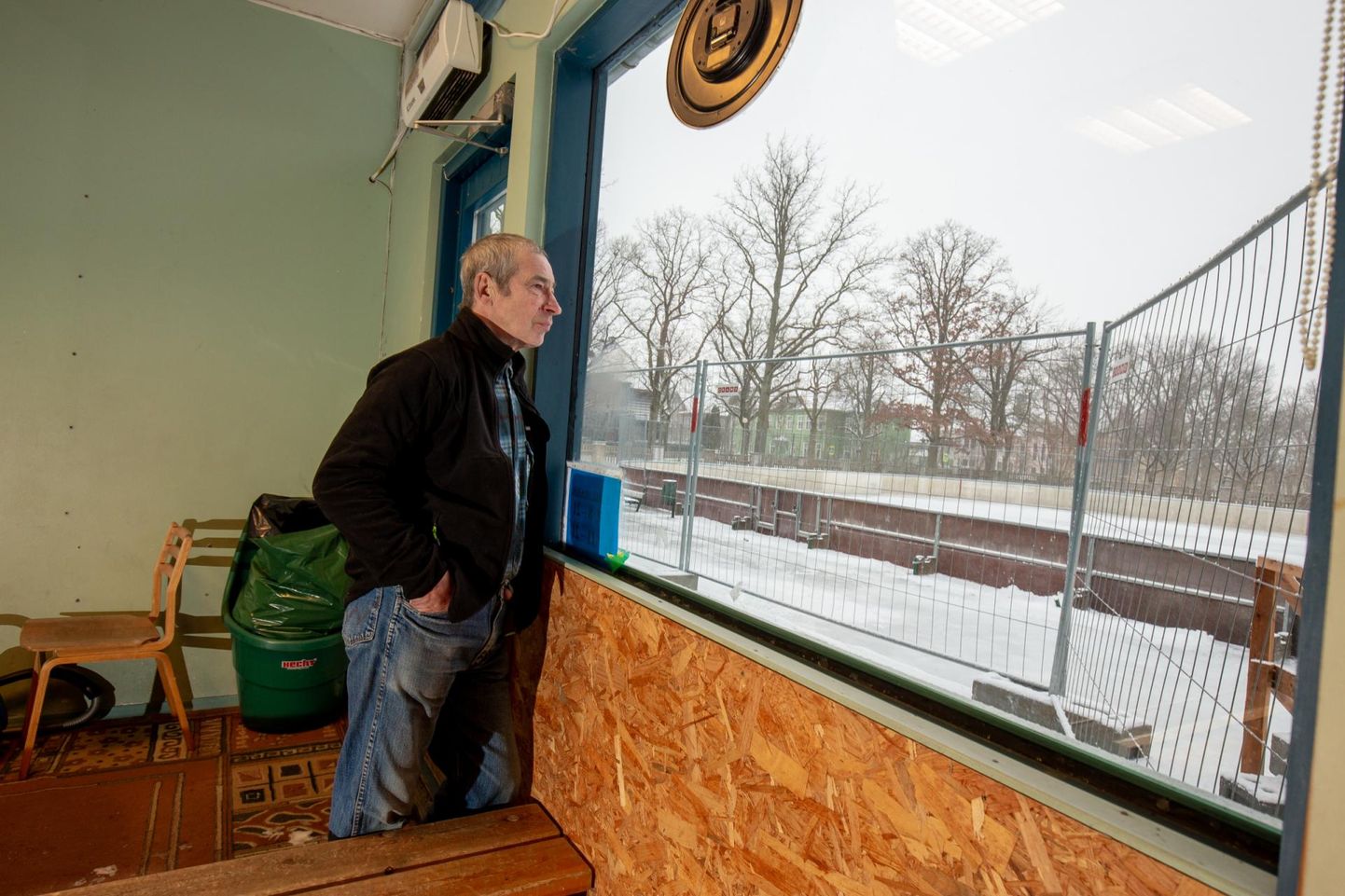 Pärnu Lastestaadioni jäämeister Boriss Jakobsoo lootis täna tritsuplatsi kasta, kuid liiga soe ilm tõmbas plaanidele kriipsu peale.