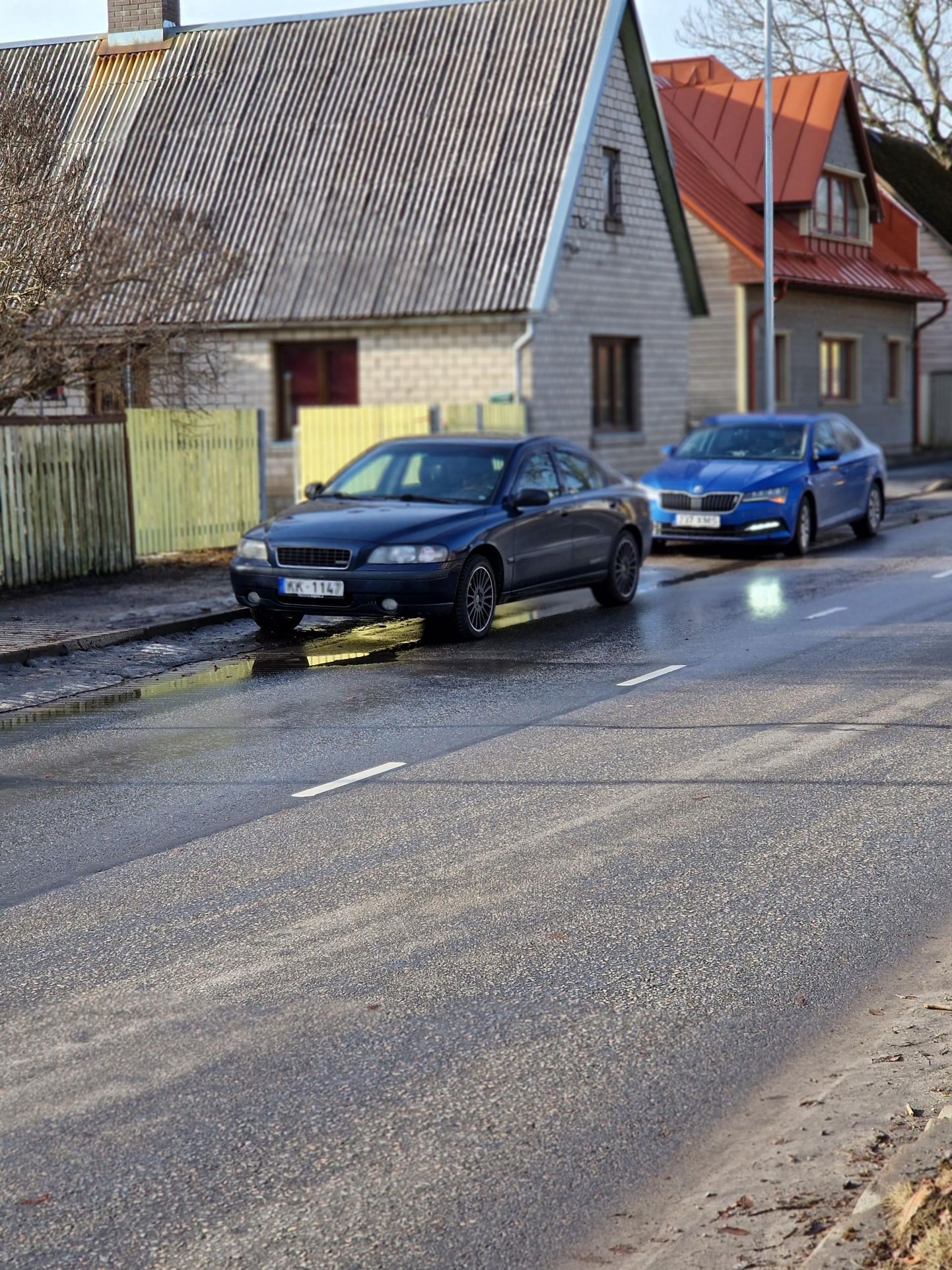 Pühapäeval tabas politsei Pärnus Karja tänavalt roolist purjus sõidukijuhi, kelle pidas kuriteos kahtlustatavana kinni. Tema sõiduk teisaldati politsei hoiukohta.