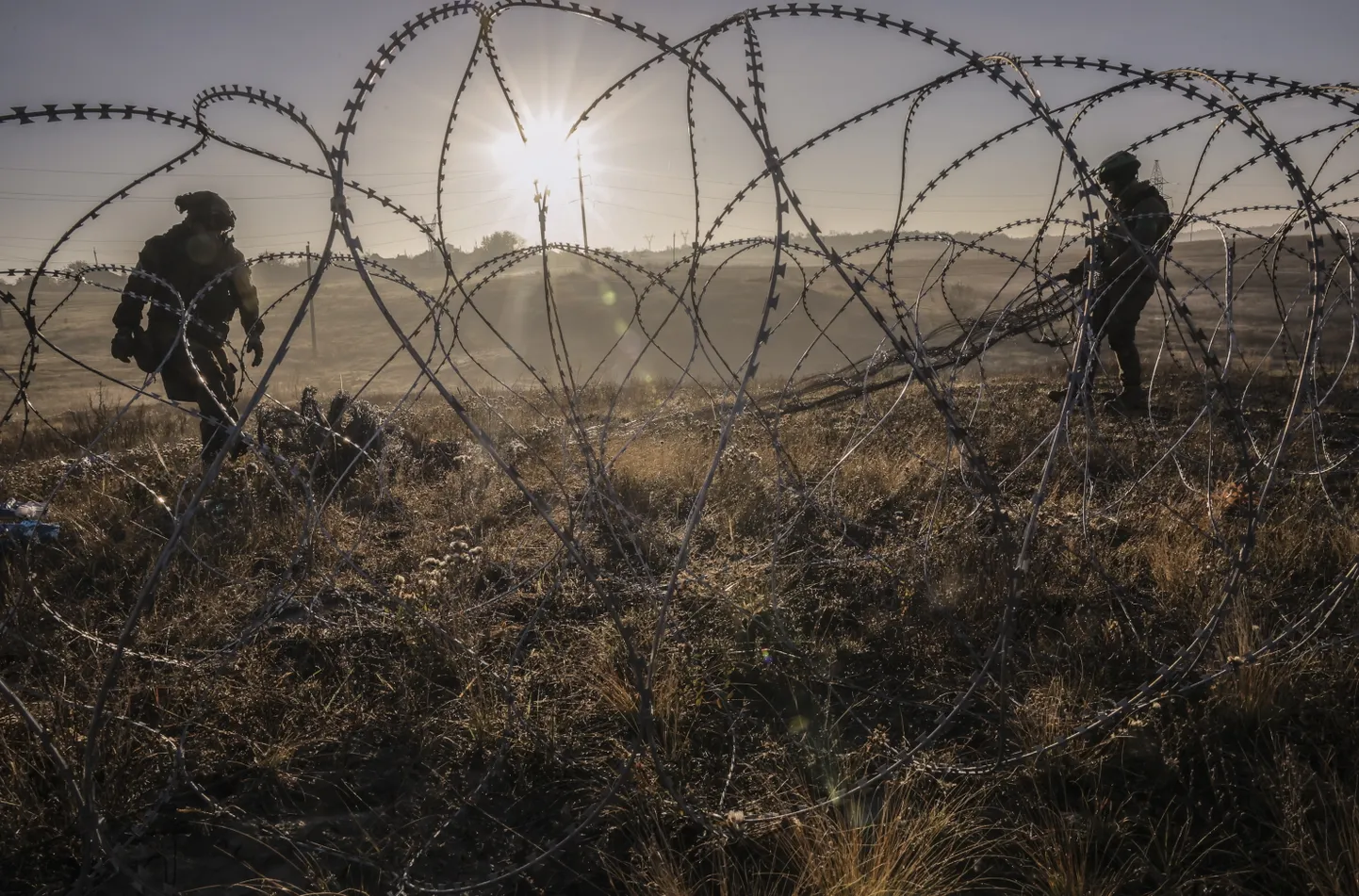 Ukraina võitlejad Donetski oblastis miinitõkkeid rajamas. Pilt on tehtud 30. oktoobril 2024.