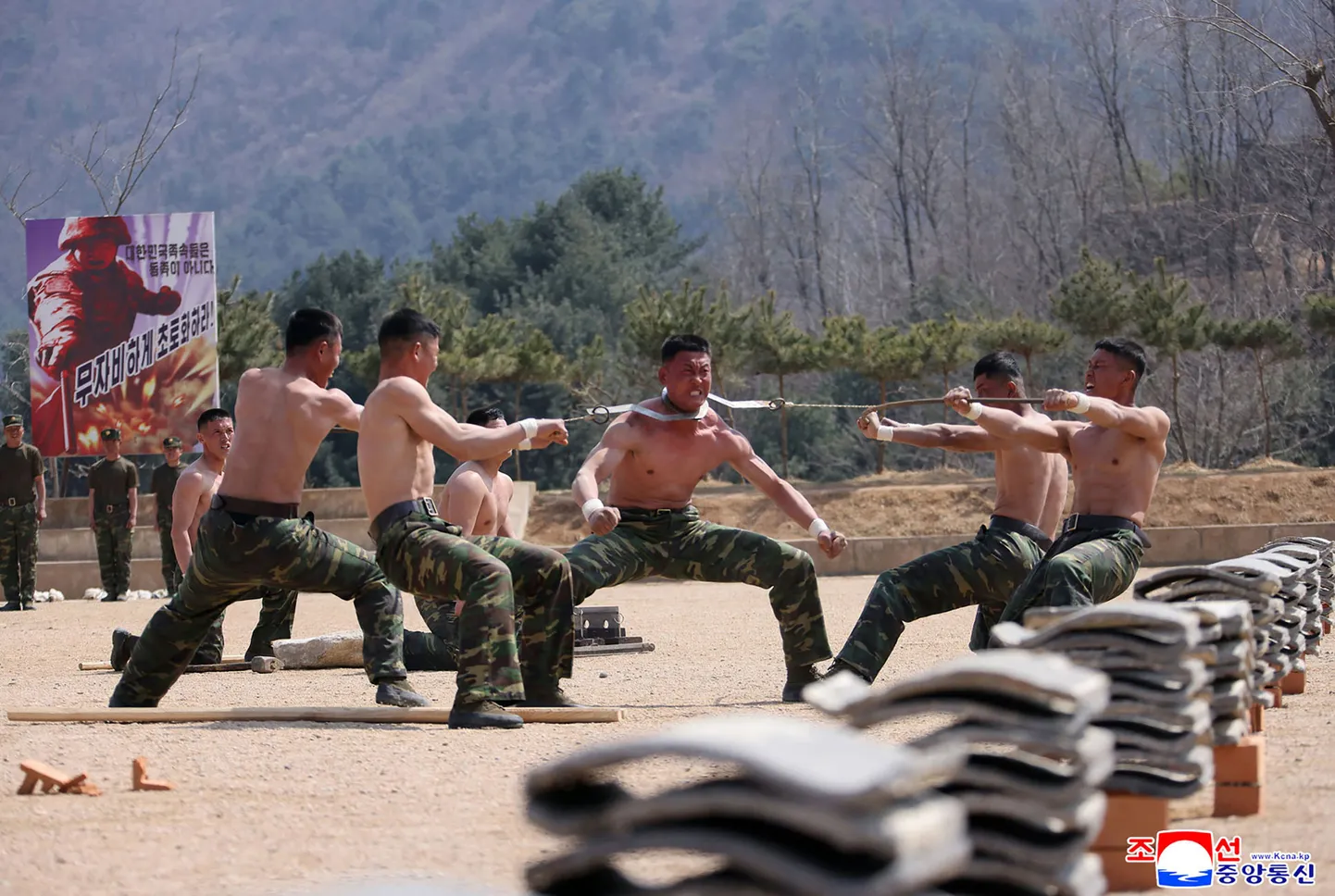 Põhja-Korea riikliku uudisteagentuuri KCNA avaldatud fotol, mis on tehtud väidetavalt 4. aprillil, on näha Korea Rahvaarmee sõdureid täpsustamata paigas väljaõppel.