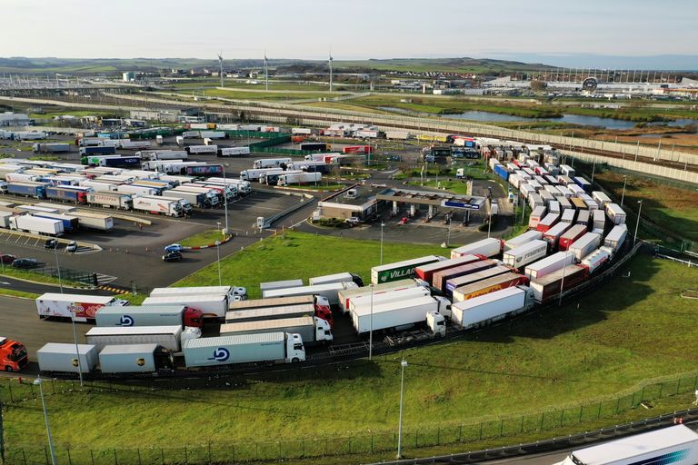 Veoautod 18. detsembril Calais' lähedal Coquelles'is ootamas Suurbritanniasse pääsemist.