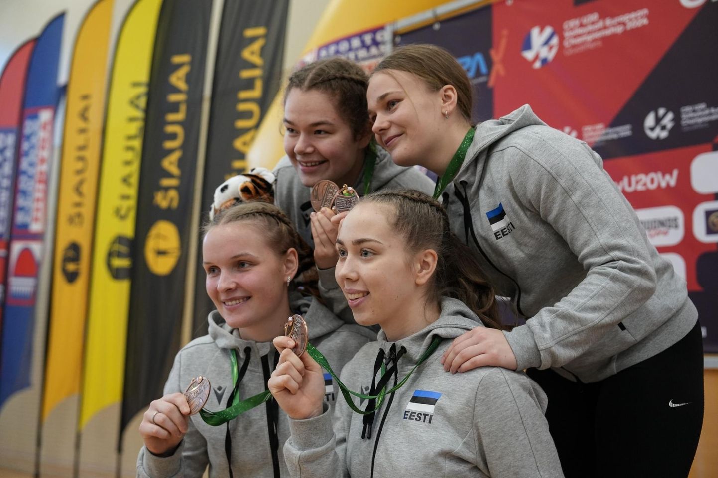 Viljandi võrkpallitüdrukud (ees vasakult) Maarja Allik, Kaisa Rei, (taga vasakult) Janelle Leenurm ja Emma Vilberg teenisid Eesti U20 vanuseklassi tütarlaste koondise koosseisus EEVZA turniiril pronksmedali.