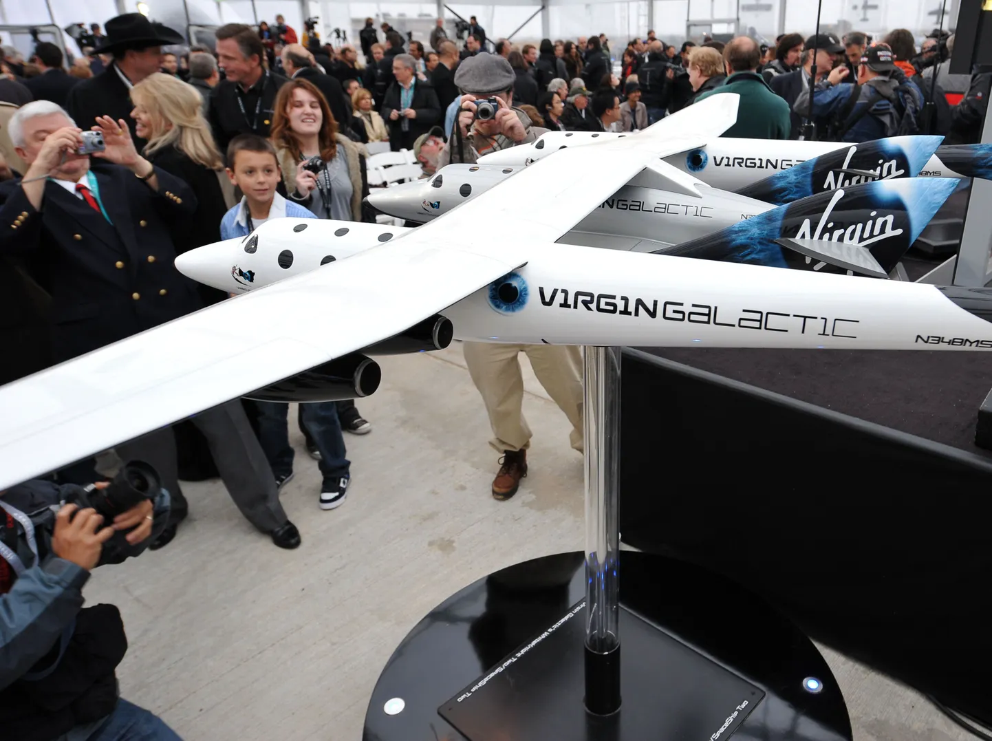 Kosmosereise müüvad agendid ja VIP külalised uurivad SpaceShipTwo mudelit. Firma Virgin Galactic hakkab taolise õhulaevaga viima inimesi kosmosesse.