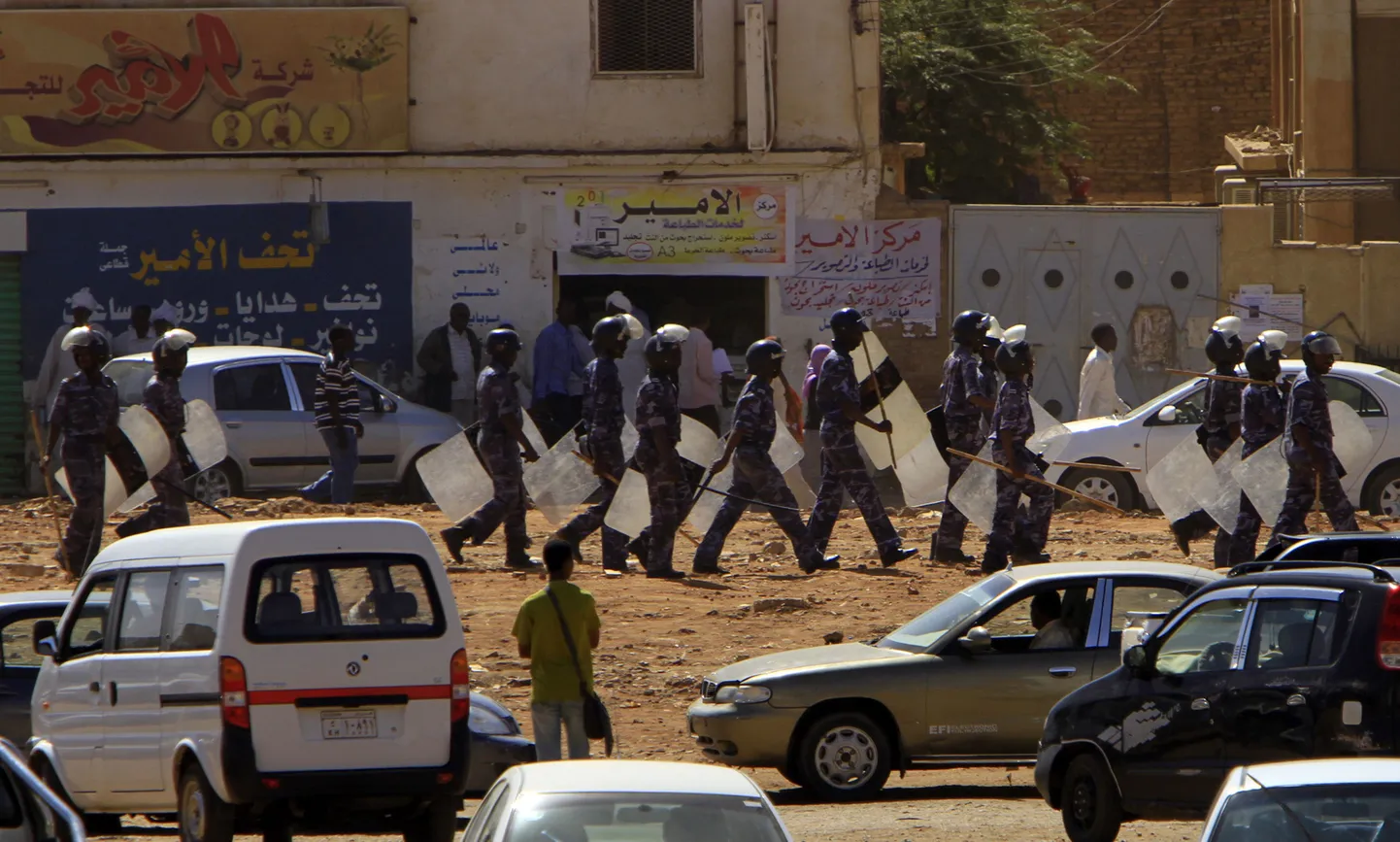 Politsei Khartoumi ühel peatänaval.