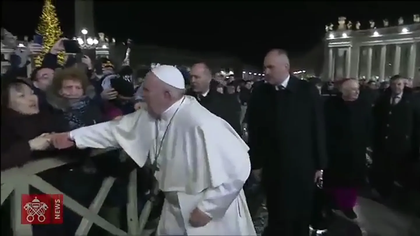 Austaja haarab paavsti käest.