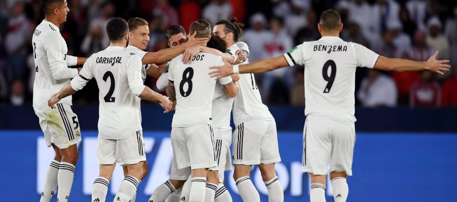Madrides "Real" futbolisti priecājas par uzvaru.