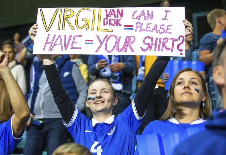 Eesti neiu näitamas sümpaatiat äsja UEFA aasta mängijaks valitud Virgil van Dijkile.