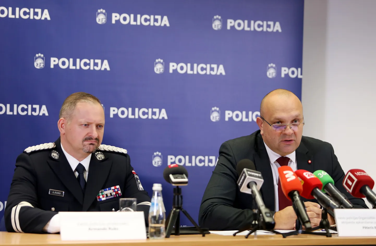 Läti riigipolitsei juht Armands Ruks (vasakult) ning raskete ja sarikuritegude vastase võitluse osakonna ülem Pēteris Bauska jagamas lisateavet avastatud suure narkopeidiku kohta.