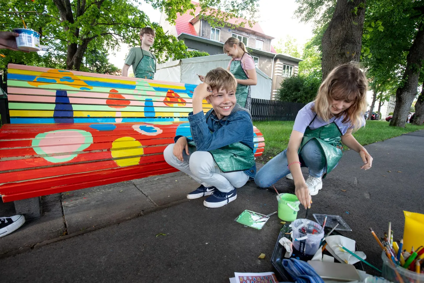 Kunstikooli lapsed maalisid üleeile Esplanaadi tänaval pargipinkidele pilte.