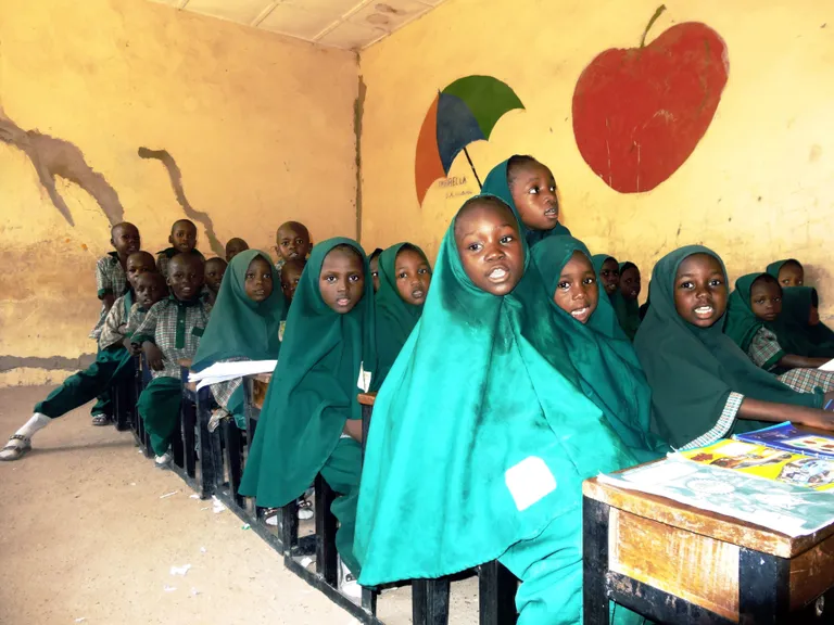 Meitenes mācās lasīt Maiduguri skolā.