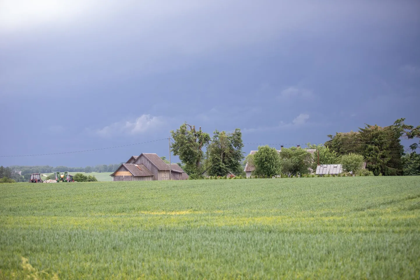 Üle Eesti liiguvad äikesepilved, mis toovad kaasa tugevaid tuuleiile, mõnes paigas rahetki.