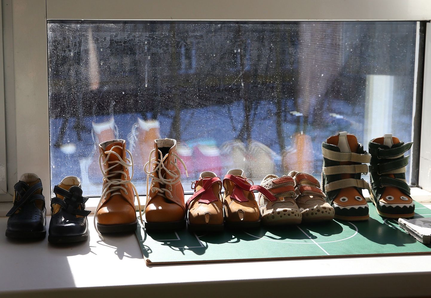 Lastekodu kasvandike jalatsid