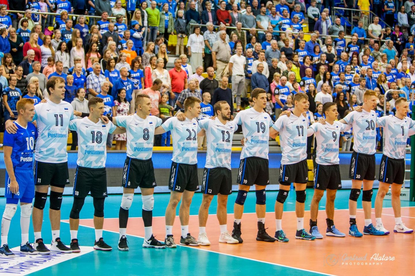 Eesti meeste võrkpallikoondis suure fännihulga taustal.