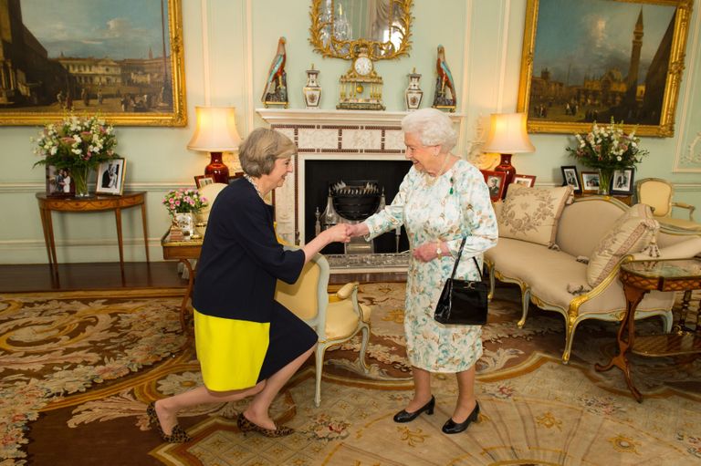 Kuninganna Elizabeth II ja peaminister Theresa May Buckinghami palees (13.07.2016).