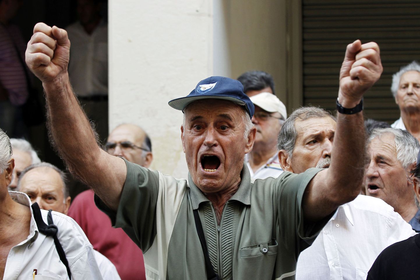 Kreeka pensionär Ateenas tervishoiuministeeriumi ees tervishoiukärbete vastu meelt avaldamas.