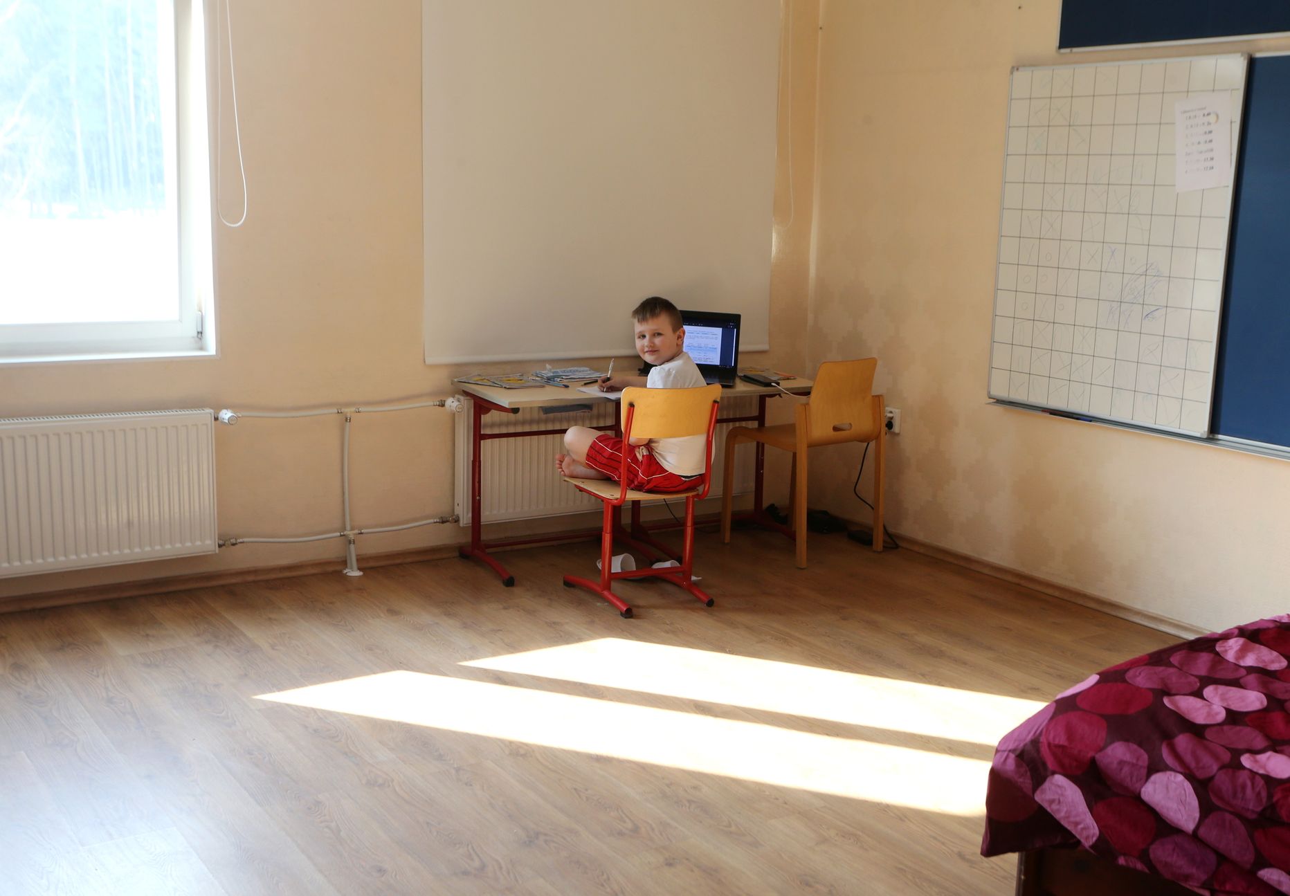 Ukraina põgenikud Pisisaare koolimajas. Pildil Julia Kazvirova poeg Deniss (8).