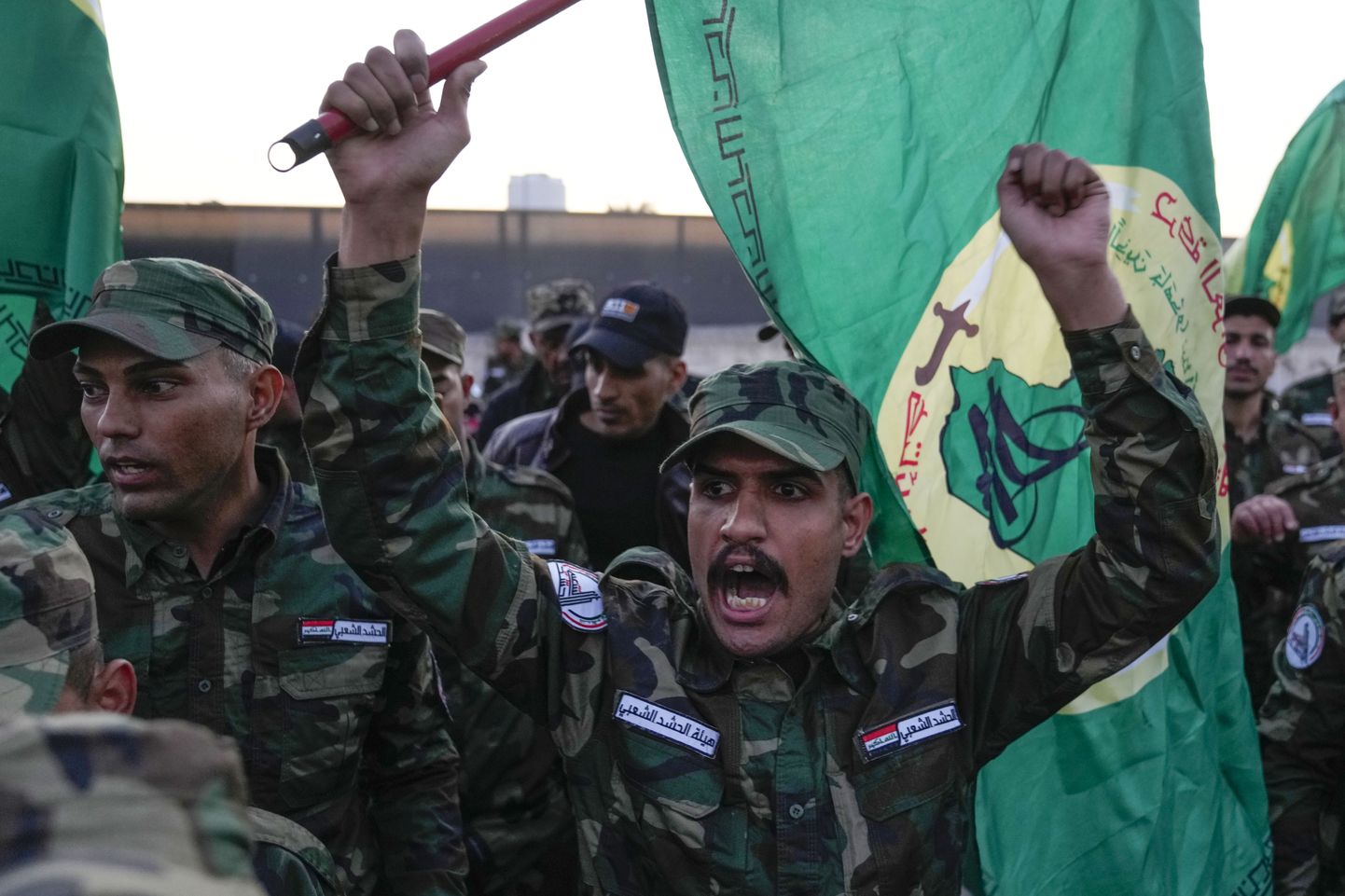Iraagi šiiarühmituse liikmed Iraagis Bagdadis USA õhurünnakus hukkunud võitleja matustel.