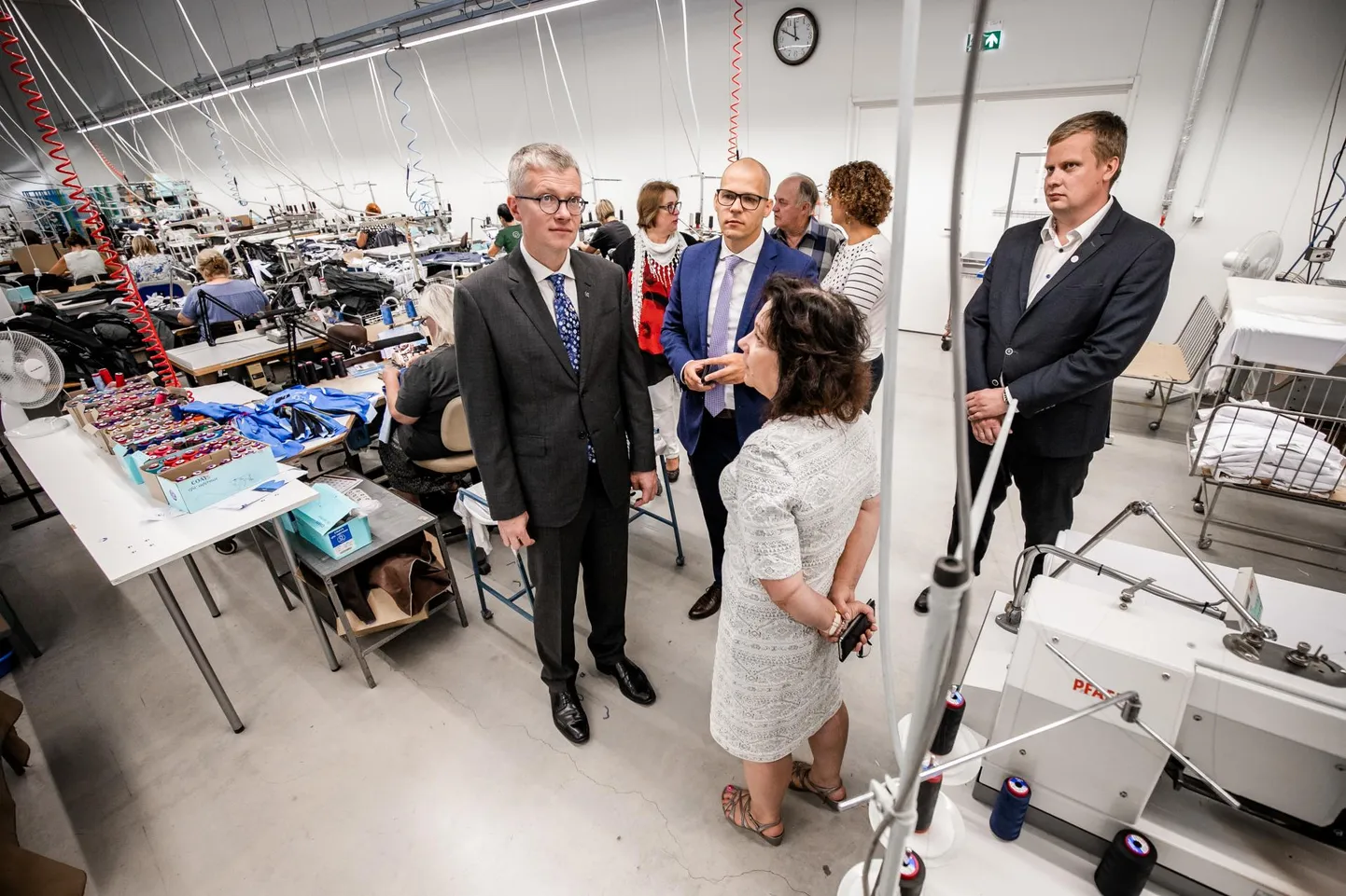 Riigihalduse minister Janek Mäggi jõuab enne valimisi maakonnavisiitidega parasjagu pidi ette saada, millised on haldusreformi tagajärjed ja kuidas see mõjutas maakondi. Pildil on minister Pärnumaal Trimtexis.