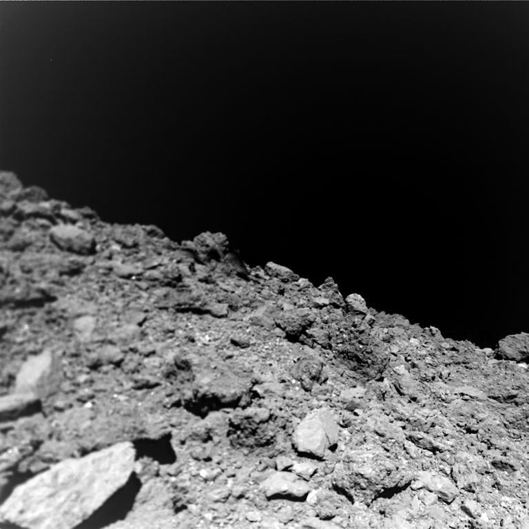 Asteroīda "Ryugu" virsma.