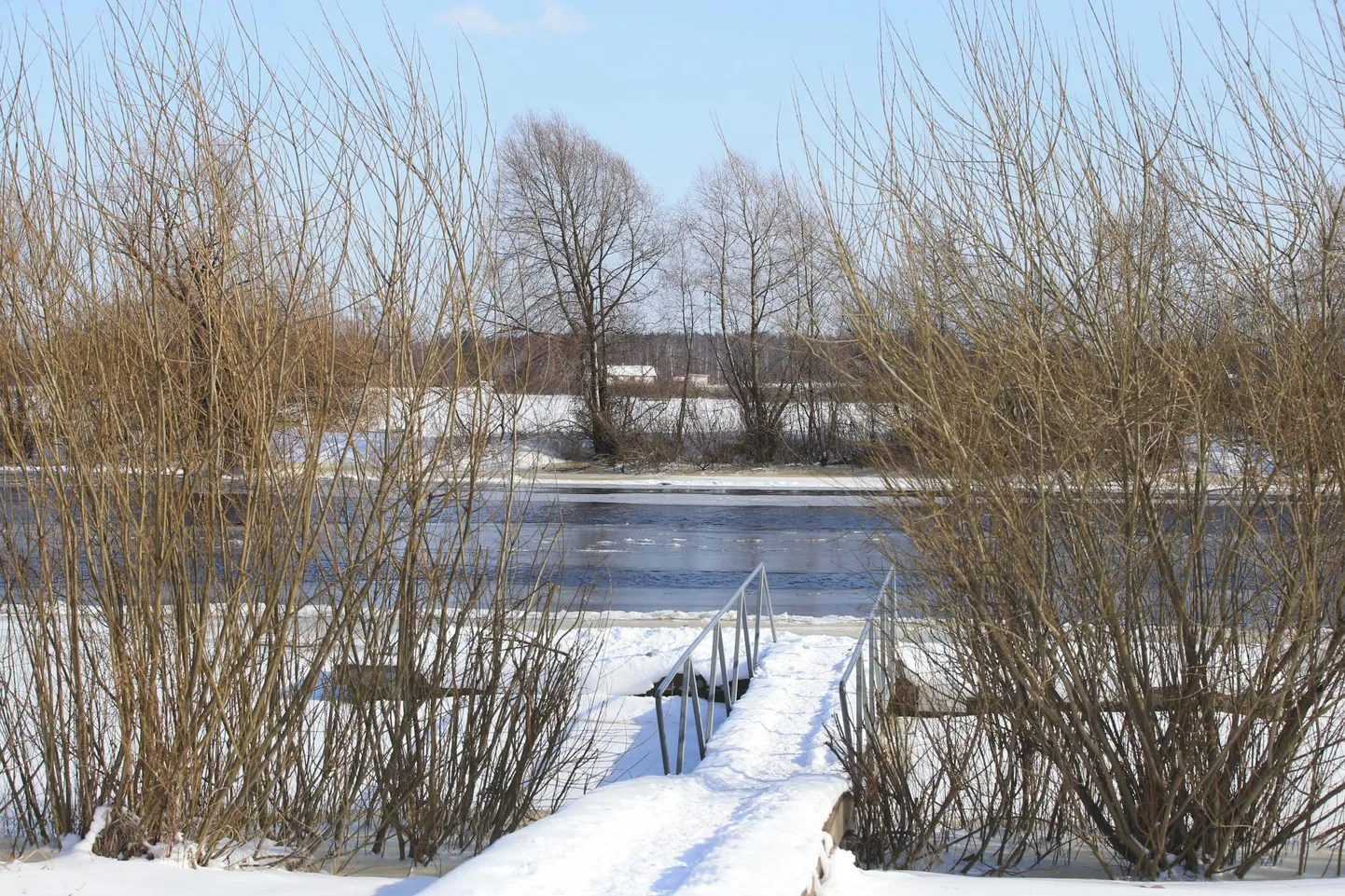 Sõbra tänava otsas on küll paadisild, aga autosild jääb ehitamata, sest jõe teisel kaldal on vääriselupaik.