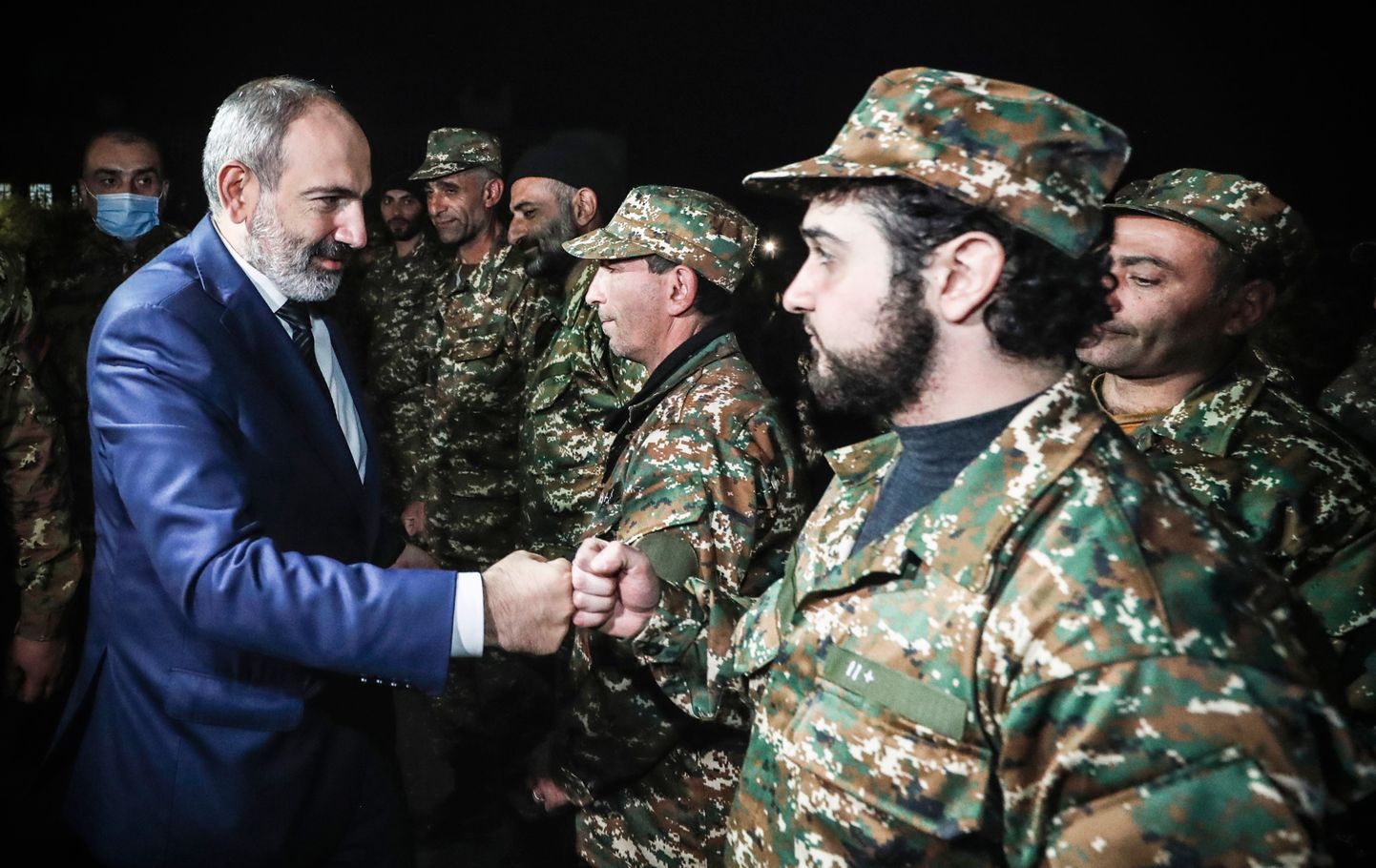 Armēnijas premjerministrs Nikols Pašinjans, tiekoties ar karavīriem.