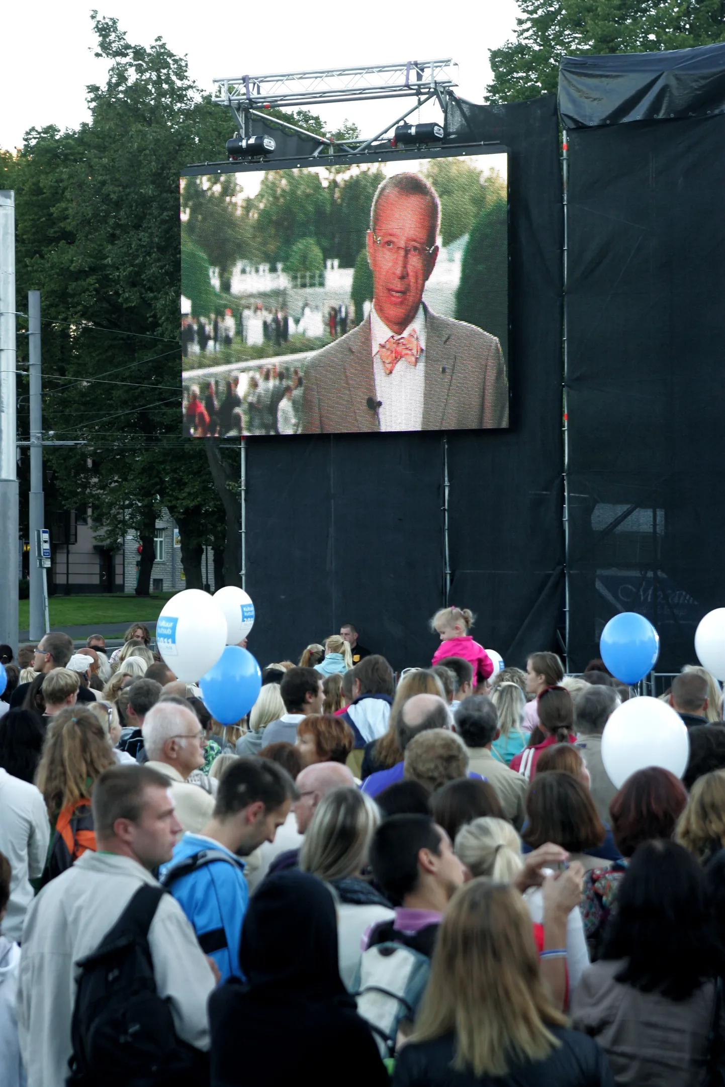 Ühtelaulmine Vabaduse väljakul. Ida-Virumaal selliseks prassimiseks aega ei jäänud.