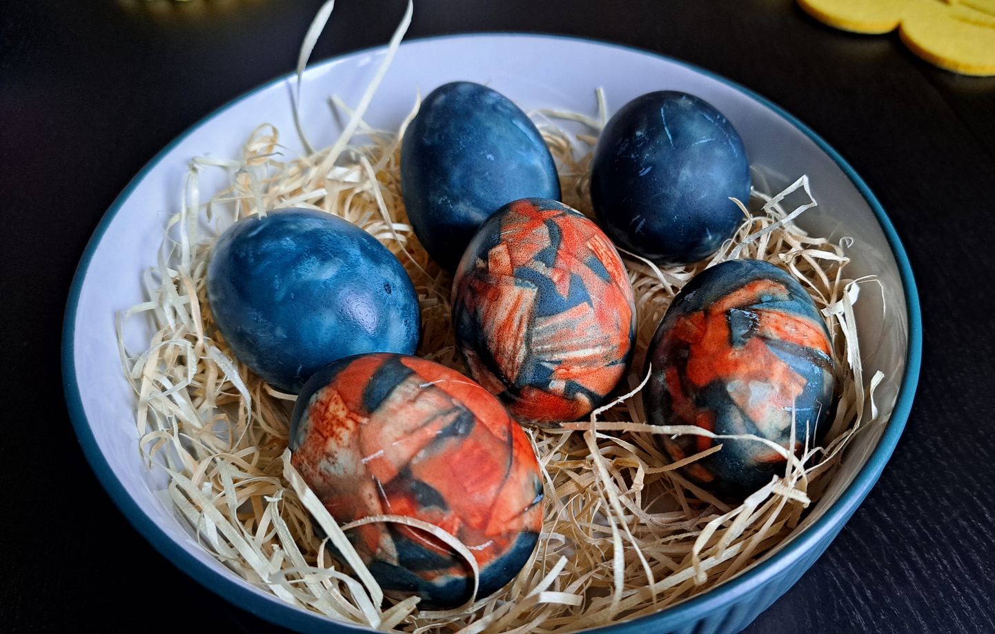 Lieldienu olas – krāsotas sarkanajā kāpostā ar sīpolu mizām