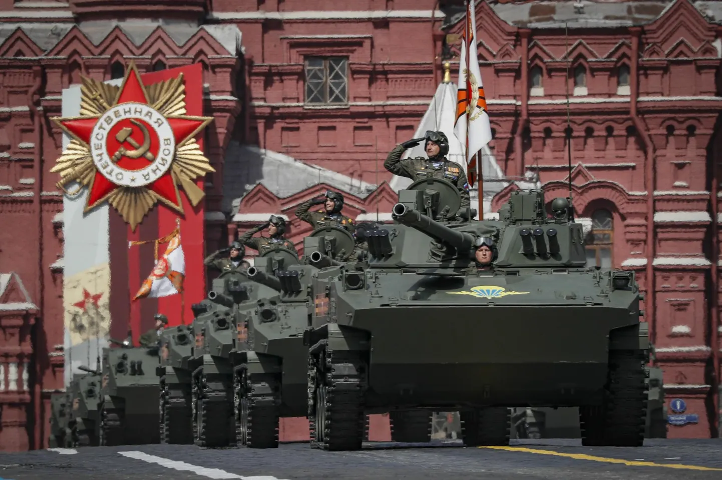 Venemaa sõjaväe lahingumasinad BMD-4 eile Moskvas Punasel väljakul 9. mai paraadil.