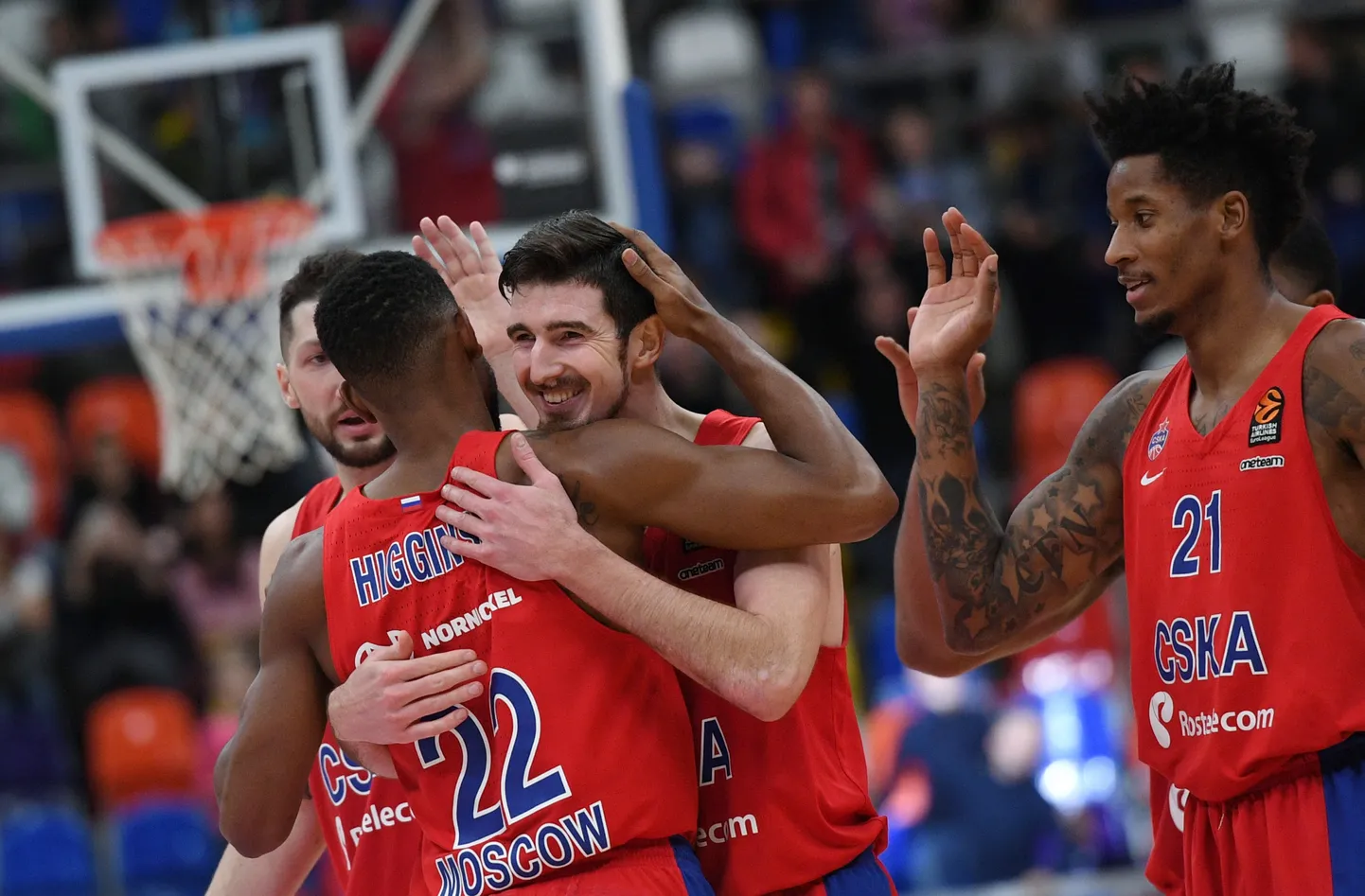 Nando De Colo meeskonnakaaslastega võitu tähistamas.