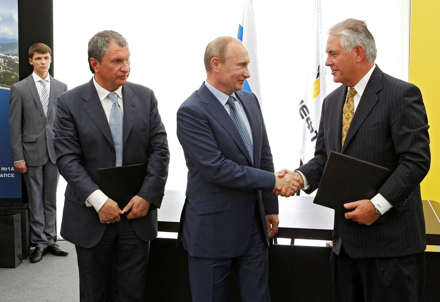 Venemaa president Vladimir Putin, Rosnefti tegevjuht Igor Setšin ja Exxon Mobili endine tegevjuht ja USA praegune välisminister  Rex Tillerson Rosnefti naftaöötulustehase avamisel Tuapses 2012. aastal.