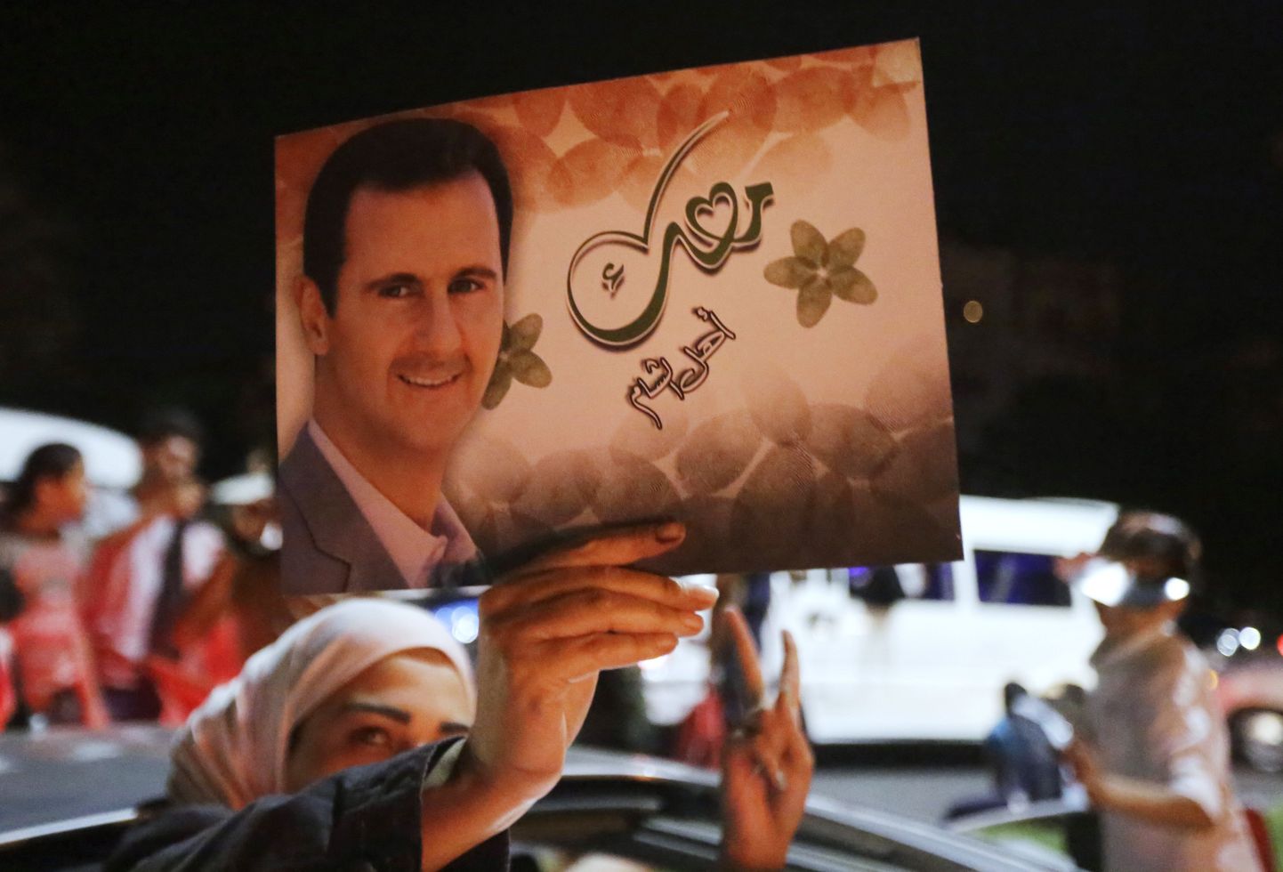 President Bashar al-Assadi pilt tema toetaja käes Damaskuses pärast järjekordset presidendiks saamist.