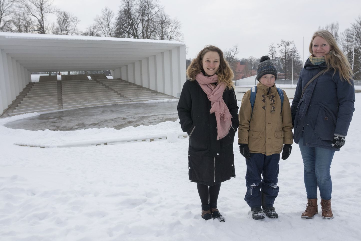 Aastapäeval lööb Viljandi lauluväljak korraldajate Gea Melini (vasakul) ja Vilja Volmer-Martinsoni kinnitusel perekondadele mõeldud tegevustest kihama. Pildil keskel Vilja Volmer-Martinsoni poeg Ekke Karu Volmer.