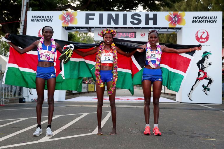Hawaii Honolulu maratoni võitis naiste arvestuses keenlanna Brigid Kosgei (keskel)