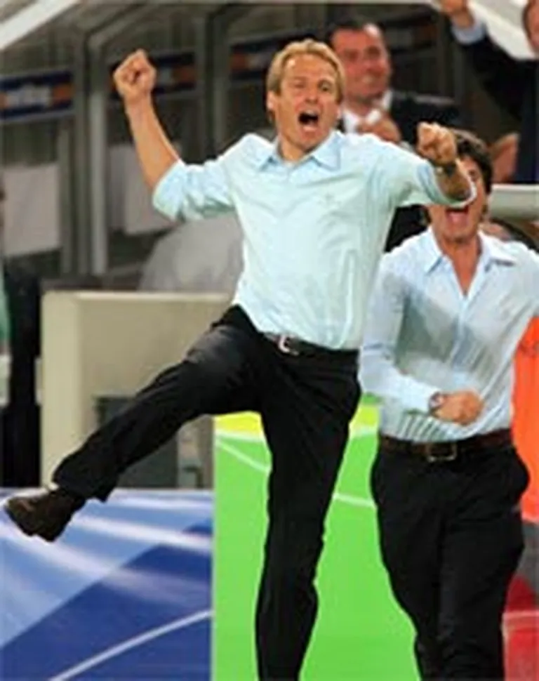 Vācijas izlases galvenais treneris Jurgens Klinsmans "lido" līdz ar savu komandu. Vācijai - bronza! 