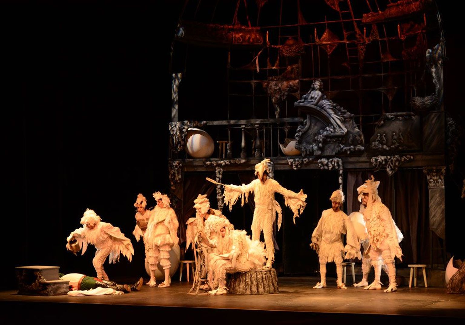 Inimkanadeks kehastunud koor Donizetti ooperi «Peeter I» lavastuses.